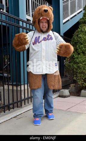 Extreme New Yorker Baseball-Fan in einem Kostüm Bär bei den Mets nach Hause Opener 13. April 2015 im Citi Field Stadium in Flushing, Queens, New York Stockfoto