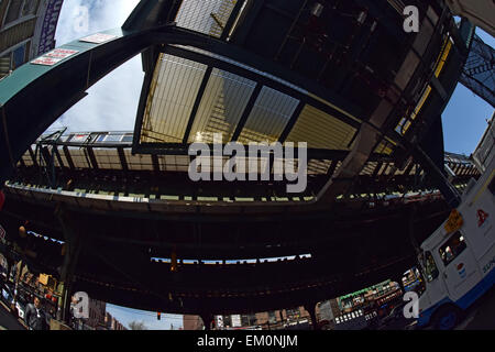 Fisheye Blick auf die Hochbahn #7 von 95th Street und der Roosevelt Avenue in Corona, Queens, New York City Stockfoto