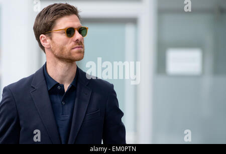 München, Deutschland. 13. April 2015. Bayern Xabi Alonso kommt am Flughafen in München, 13. April 2015. Bayern München wird gegen den FC Porto in der Champions League Viertel Finale in Porto, Portugal am 15. März 2015 spielen. Foto: Sven Hoppe/Dpa/Alamy Live News Stockfoto