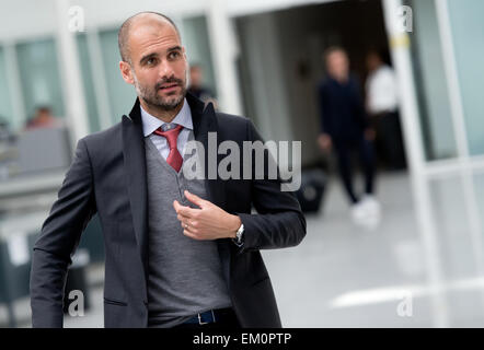 München, Deutschland. 13. April 2015. Bayern Trainer Pep Guardiola kommt am Flughafen in München, 13. April 2015. Bayern München wird gegen den FC Porto in der Champions League Viertel Finale in Porto, Portugal am 15. März 2015 spielen. Foto: Sven Hoppe/Dpa/Alamy Live News Stockfoto