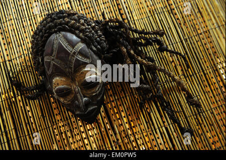 Žatec, Tschechische Republik. 15. April 2015. Afrikanische Stammeskunst aus der einzigartigen Sammlung Ehegatten Zeman in Zatec, Tschechien, 15. April 2015 angezeigt wird. © Libor Zavoral/CTK Foto/Alamy Live-Nachrichten Stockfoto