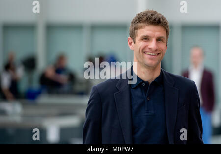 München, Deutschland. 13. April 2015. Bayern Thomas Mueller kommt am Flughafen in München, 13. April 2015. Bayern München wird gegen den FC Porto in der Champions League Viertel Finale in Porto, Portugal am 15. März 2015 spielen. Foto: Sven Hoppe/Dpa/Alamy Live News Stockfoto