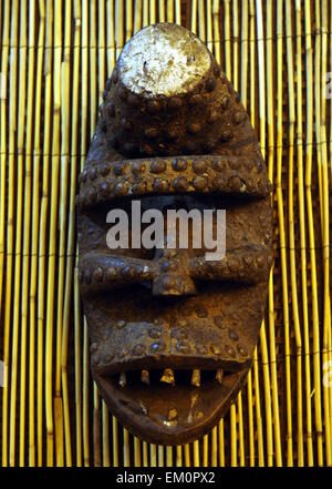 Žatec, Tschechische Republik. 15. April 2015. Afrikanische Stammeskunst aus der einzigartigen Sammlung Ehegatten Zeman in Zatec, Tschechien, 15. April 2015 angezeigt wird. © Libor Zavoral/CTK Foto/Alamy Live-Nachrichten Stockfoto