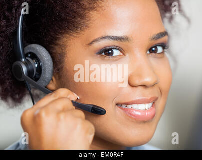 Lächelnd weiblich Kundendienstmitarbeiter tragen Kopfhörer Stockfoto