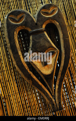 Žatec, Tschechische Republik. 15. April 2015. Afrikanische Stammeskunst aus der einzigartigen Sammlung Ehegatten Zeman in Zatec, Tschechien, 15. April 2015 angezeigt wird. © Libor Zavoral/CTK Foto/Alamy Live-Nachrichten Stockfoto