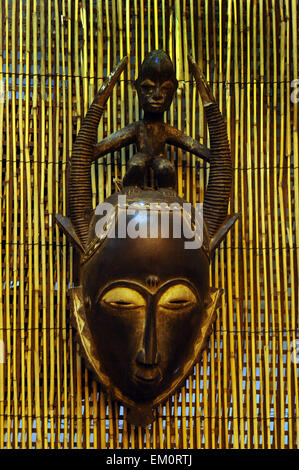 Žatec, Tschechische Republik. 15. April 2015. Afrikanische Stammeskunst aus der einzigartigen Sammlung Ehegatten Zeman in Zatec, Tschechien, 15. April 2015 angezeigt wird. © Libor Zavoral/CTK Foto/Alamy Live-Nachrichten Stockfoto