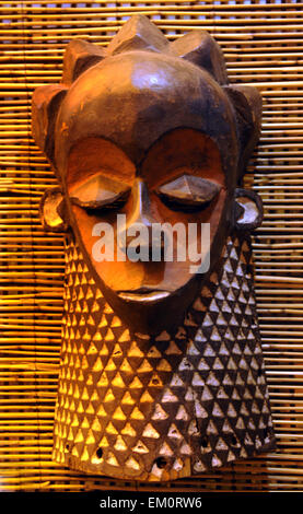 Žatec, Tschechische Republik. 15. April 2015. Afrikanische Stammeskunst aus der einzigartigen Sammlung Ehegatten Zeman in Zatec, Tschechien, 15. April 2015 angezeigt wird. © Libor Zavoral/CTK Foto/Alamy Live-Nachrichten Stockfoto