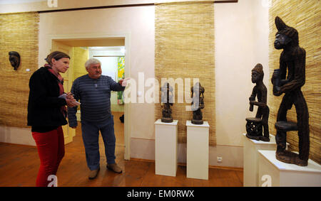 Žatec, Tschechische Republik. 15. April 2015. Afrikanische Stammeskunst aus der einzigartigen Sammlung Ehegatten Zeman in Zatec, Tschechien, 15. April 2015 angezeigt wird. Im Bild von links Herausgeber des tschechischen Presseagentur Radka Fialova und Sammler Petr Zeman. © Libor Zavoral/CTK Foto/Alamy Live-Nachrichten Stockfoto