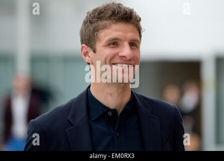 München, Deutschland. 13. April 2015. Bayern Thomas Mueller kommt am Flughafen in München, 13. April 2015. Bayern München wird gegen den FC Porto in der Champions League Viertel Finale in Porto, Portugal am 15. März 2015 spielen. Foto: Sven Hoppe/Dpa/Alamy Live News Stockfoto