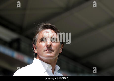 (Datei) - eine Archiv Bild, datiert 11. August 2013, zeigt Ex-Trainer des Fußball-Bundesligisten VfB Stuttgart, Bruno Labbadia, während der Fußball-Bundesliga-zwischen 1. FSV Mainz 05 und VfB Stuttgart in Mainz, Deutschland Match. Foto: Fredrik von Erichsen/dpa Stockfoto