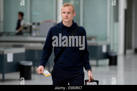 München, Deutschland. 13. April 2015. Bayern Sebastian Rode kommt am Flughafen in München, 13. April 2015. Bayern München wird gegen den FC Porto in der Champions League Viertel Finale in Porto, Portugal am 15. März 2015 spielen. Foto: Sven Hoppe/Dpa/Alamy Live News Stockfoto