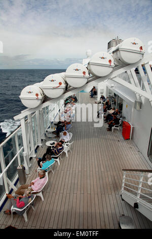 Das Deck der Bretagne ferry Pont Aven zeigt Survitec Zodiac Solas Rettungsinseln Stockfoto