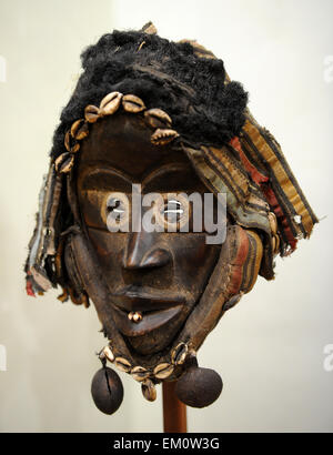 Žatec, Tschechische Republik. 15. April 2015. Afrikanische Stammeskunst aus der einzigartigen Sammlung Ehegatten Zeman in Zatec, Tschechien, 15. April 2015 angezeigt wird. © Libor Zavoral/CTK Foto/Alamy Live-Nachrichten Stockfoto