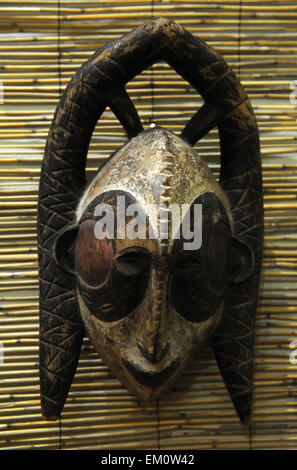 Žatec, Tschechische Republik. 15. April 2015. Afrikanische Stammeskunst aus der einzigartigen Sammlung Ehegatten Zeman in Zatec, Tschechien, 15. April 2015 angezeigt wird. © Libor Zavoral/CTK Foto/Alamy Live-Nachrichten Stockfoto