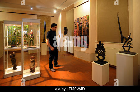 Žatec, Tschechische Republik. 15. April 2015. Afrikanische Stammeskunst aus der einzigartigen Sammlung Ehegatten Zeman in Zatec, Tschechien, 15. April 2015 angezeigt wird. © Libor Zavoral/CTK Foto/Alamy Live-Nachrichten Stockfoto