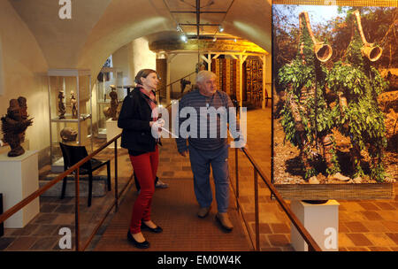 Žatec, Tschechische Republik. 15. April 2015. Afrikanische Stammeskunst aus der einzigartigen Sammlung Ehegatten Zeman in Zatec, Tschechien, 15. April 2015 angezeigt wird. Im Bild von links Herausgeber des tschechischen Presseagentur Radka Fialova und Sammler Petr Zeman. © Libor Zavoral/CTK Foto/Alamy Live-Nachrichten Stockfoto