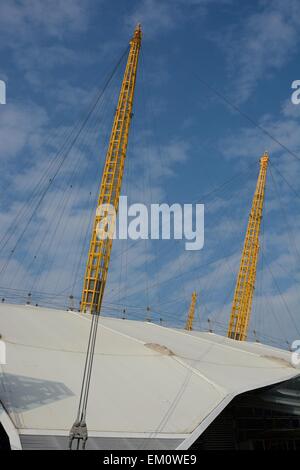 Dachträger und Kabel der O2 Arena in Greenwich Halbinsel, Docklands in London. England. Stockfoto