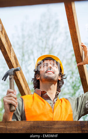 Construction Worker Holding Hammer am Standort Stockfoto