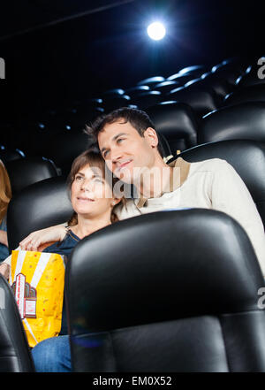 Liebevolle paar beobachtete Film im Theater Stockfoto