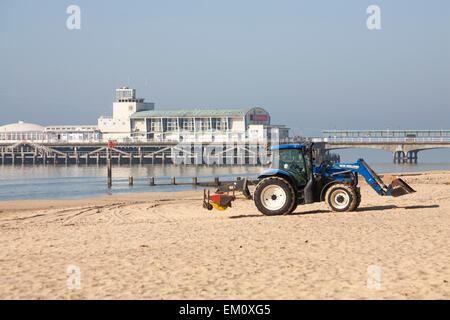 Bournemouth, Dorset, UK 15. April 2015. Besucher machen das Beste aus den heißen, sonnigen Wetter am Strand von Bournemouth, Dorset, UK, wie Meteorologen vorhersagen wird es der heißeste Tag des Jahres im Vereinigten Königreich mit Temperaturen in der Mitte der 20er Jahre - Bagger bewegt sich Sand am Strand Credit: Carolyn Jenkins/Alamy Live News Stockfoto