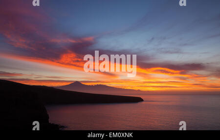 spektakulären Sonnenaufgang über dem Teide auf Teneriffa, von La Gomera gesehen Stockfoto