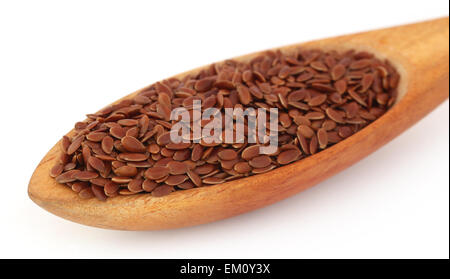 Leinsamen in Holzlöffel über Whtie Hintergrund Stockfoto