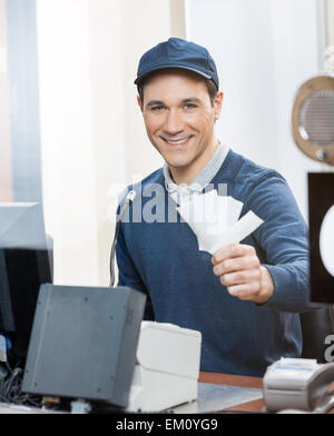 Arbeiter mit Tickets an der Abendkasse Zähler Stockfoto