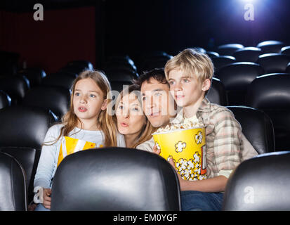 Familie Film im Theater Stockfoto