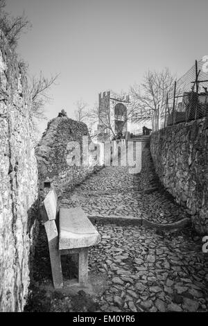 antiken mittelalterlichen Weg führt vom Dorf von Soave (Italien), die Burg auf dem Hügel Stockfoto