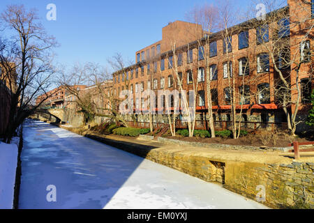 Umgebauten Lagerhäusern entlang der Chesapeake and Ohio (C & O) Canal im historischen Viertel Georgetown, Washington DC, USA. Stockfoto