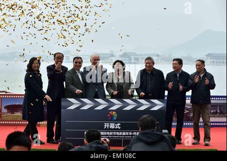 Peking, China. 15. April 2015. 15. April 2015 besuchen Gäste die Eröffnungsfeier des Karnevals von Beijing International Film Festival am malerischen Yanqi Seengebiet in Peking, Hauptstadt von China, Film. Wassermusik zeigen, Talent-Show, live Skulptur etc. während des Karnevals stattfinden wird. Der Karneval findet am Rande des fünften Beijing International Film Festival, die in Peking vom 16. April bis 23 stattfinden wird. Bildnachweis: Li Wen/Xinhua/Alamy Live-Nachrichten Stockfoto