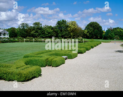 Fishbourne Roman Palace, West Sussex: 4 Flügel gruppieren sich um eine Gartenanlage mit Kieswegen, abgeschnittene Buchsbaumhecken Statue Basen, neuem Äpfel. Stockfoto