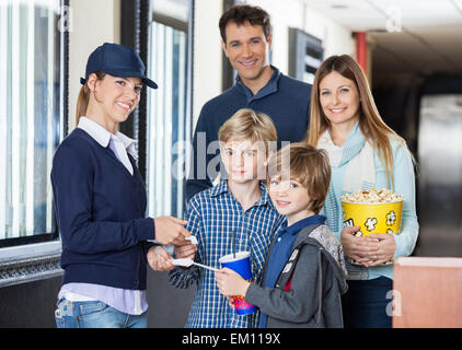 Glückliche Familie bekommen Tickets überprüft von Arbeitskraft im Kino Stockfoto