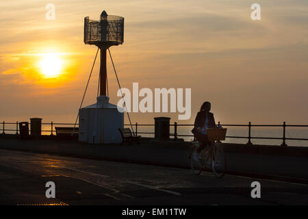 Sonnenuntergang, Ägypten Punkt, Radfahrer, Mädchen, Radfahren, Cowes, Isle Of Wight, UK, Stockfoto