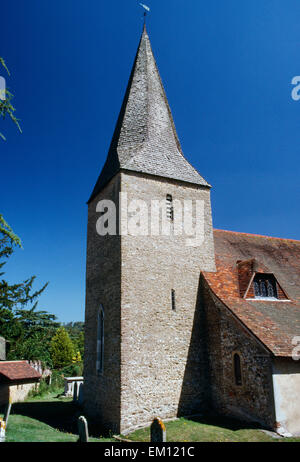 St.-Nikolaus-Kirche, Compton, Surrey: Pre-Eroberung Turm mit C14th Fachwerkhaus Räumwerkzeug Turmspitze neu im Jahre 1950 Schindeln. Stockfoto