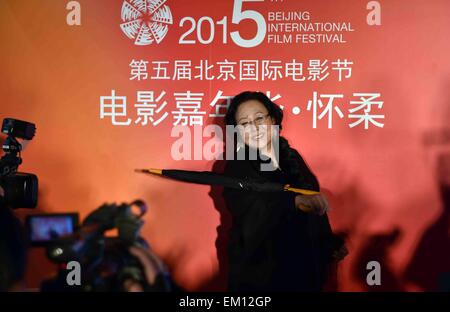 Peking, China. 15. April 2015. Schauspielerin Siqin Gaowa besucht die Eröffnungsfeier der Film Karneval der Beijing International Film Festival am malerischen Yanqi Seengebiet in Peking, Hauptstadt von China, 15. April 2015. Wassermusik zeigen, Talent-Show, live Skulptur etc. während des Karnevals stattfinden wird. Der Karneval findet am Rande des fünften Beijing International Film Festival, die in Peking vom 16. April bis 23 stattfinden wird. Bildnachweis: Li Wen/Xinhua/Alamy Live-Nachrichten Stockfoto