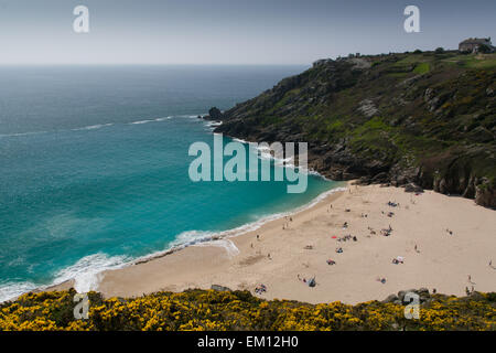 Urlauber am Strand von Porthcurno in Cornwall Stockfoto