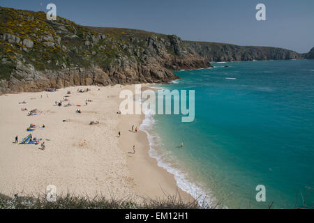 Urlauber am Strand von Porthcurno in Cornwall Stockfoto