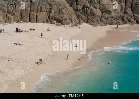 Urlauber am Strand von Porthcurno in Cornwall Stockfoto