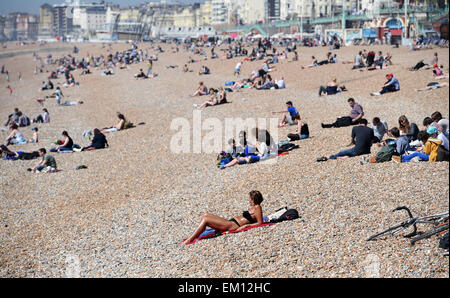 Brighton, Sussex UK 15. April 2015 - Besucher heißen April auf die Sonne genießen Brighton Beach heute mit Temperaturen bis zu 24 Grad Celsius erreichen heute Nachmittag Credit: Simon Dack/Alamy Live News Stockfoto