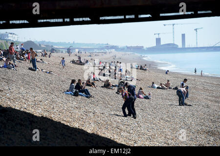 Brighton, Sussex UK 15. April 2015 - Menschen heißen April auf die Sonne genießen Strand am Pier von Brighton heute mit Temperaturen bis zu 24 Grad Celsius erreichen heute Nachmittag Credit: Simon Dack/Alamy Live News Stockfoto