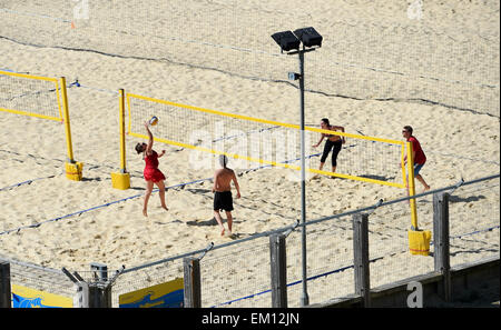 Brighton Sussex UK - die Leute genießen das heiße April-Wetter beim Beachvolleyball auf den Yellowave-Plätzen an der Küste von Brighton. Die Temperaturen werden heute Nachmittag auf bis zu 24 Grad Celsius ansteigen. Gutschrift: Simon Dack/Alamy Live News Stockfoto