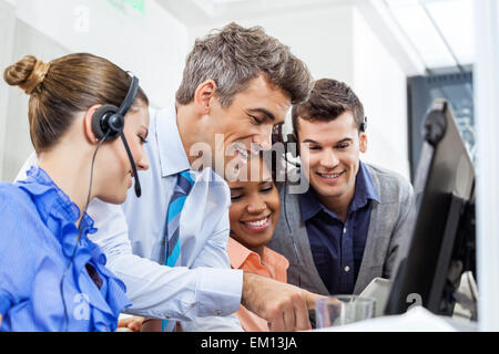 Manager mit Team mit Tablet-PC im Büro Stockfoto