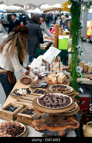 Menschen bei der Marché Saint-Aubin Markt Lebensmittel Sekundenzeiger Toulouse France Midi-Pyrénées Stockfoto