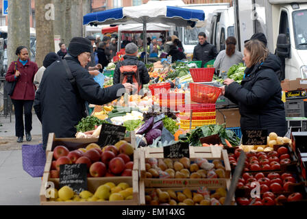 Menschen bei der Marché Saint-Aubin Markt Lebensmittel Sekundenzeiger Toulouse France Midi-Pyrénées Stockfoto