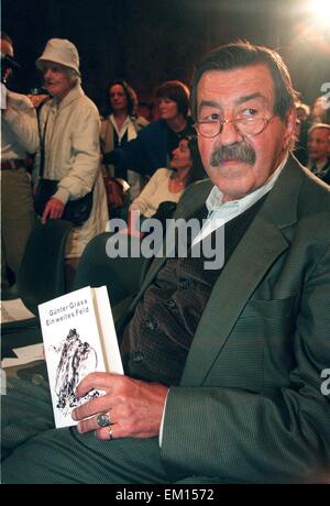 Datei - Datei Bild datiert 4. September 1995 präsentiert sein neues Buch "Ein Hauptgestalten Feld" in Berlin, Deutschland. Göttingen-basierte Verlag Steidl bestätigt am 13. April 2015 den Tod von Guenther Grass. Foto: Andreas Altwein/dpa Stockfoto