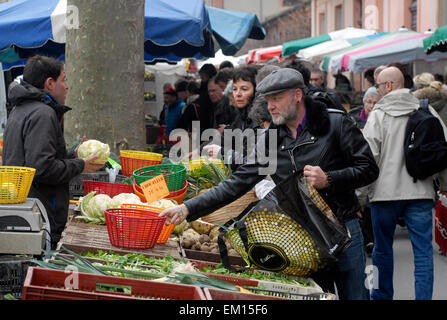 Menschen bei der Marché Saint-Aubin Markt Lebensmittel Sekundenzeiger Toulouse France Midi-Pyrénées Stockfoto