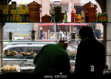 Shop, arabische Süßigkeiten Bereich Marché Saint-Augin, Markt, Toulouse, Midi-Pyrénées, Frankreich Stockfoto