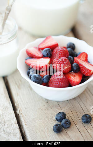 Erdbeeren und Milch Stockfoto