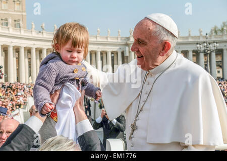 Vatikanstadt 15. April 2015 Papst Francis General Audience in St Peter's Square Credit: wirklich Easy Star/Alamy Live News Stockfoto